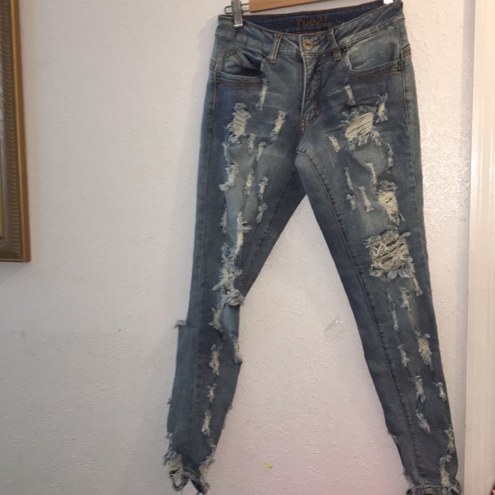 Very cute Ripped Jeans Rue21 size 6 women’s